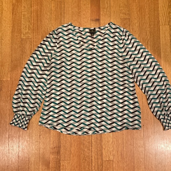 Worthington Green and Black Chevron Patterned Blouse Size Medium - Picture 9 of 13
